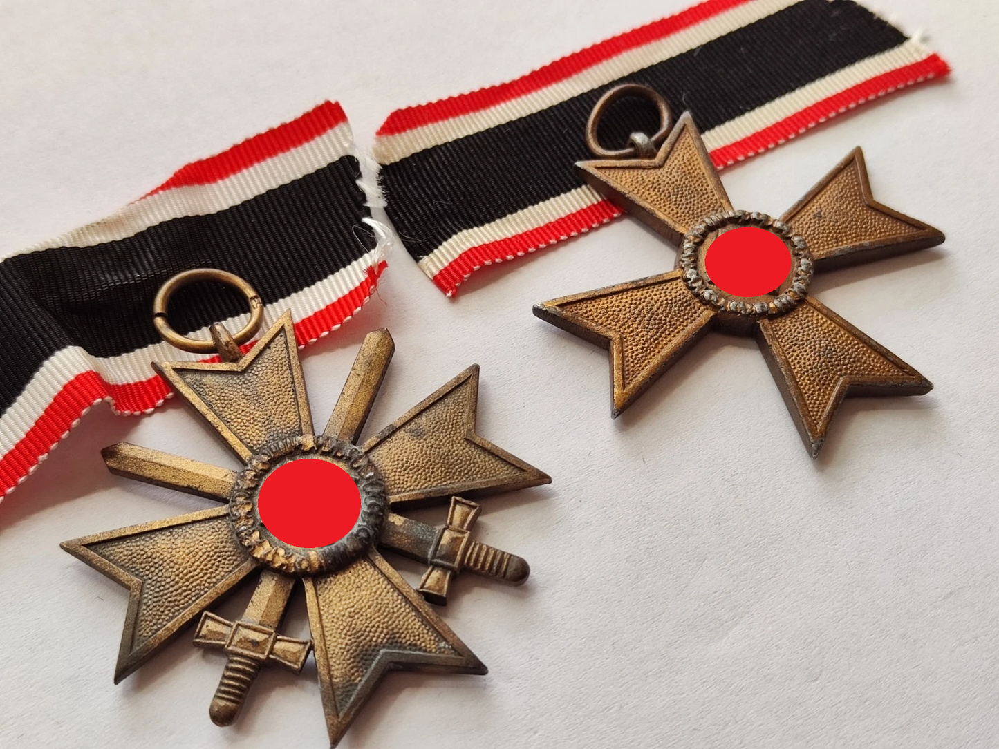 2 x KRIEGSVERDIENSTKREUZ 2. KLASSE MIT & OHNE SCHWERTER - MIT BANDABSCHNITT - ORDEN - 1939