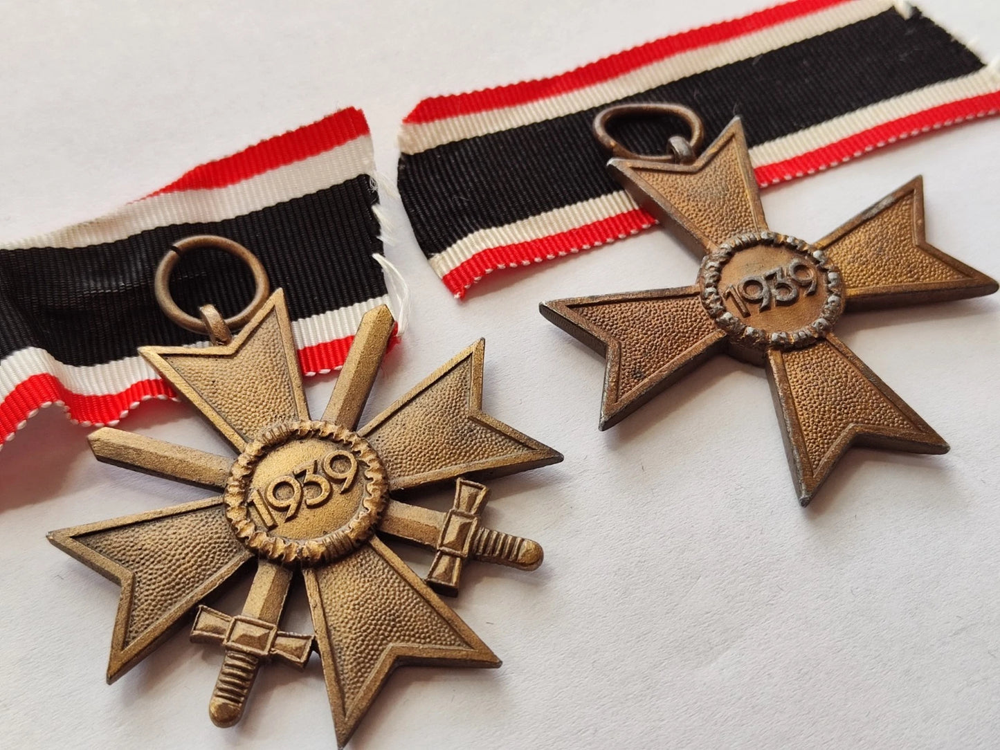 2 x KRIEGSVERDIENSTKREUZ 2. KLASSE MIT & OHNE SCHWERTER - MIT BANDABSCHNITT - ORDEN - 1939