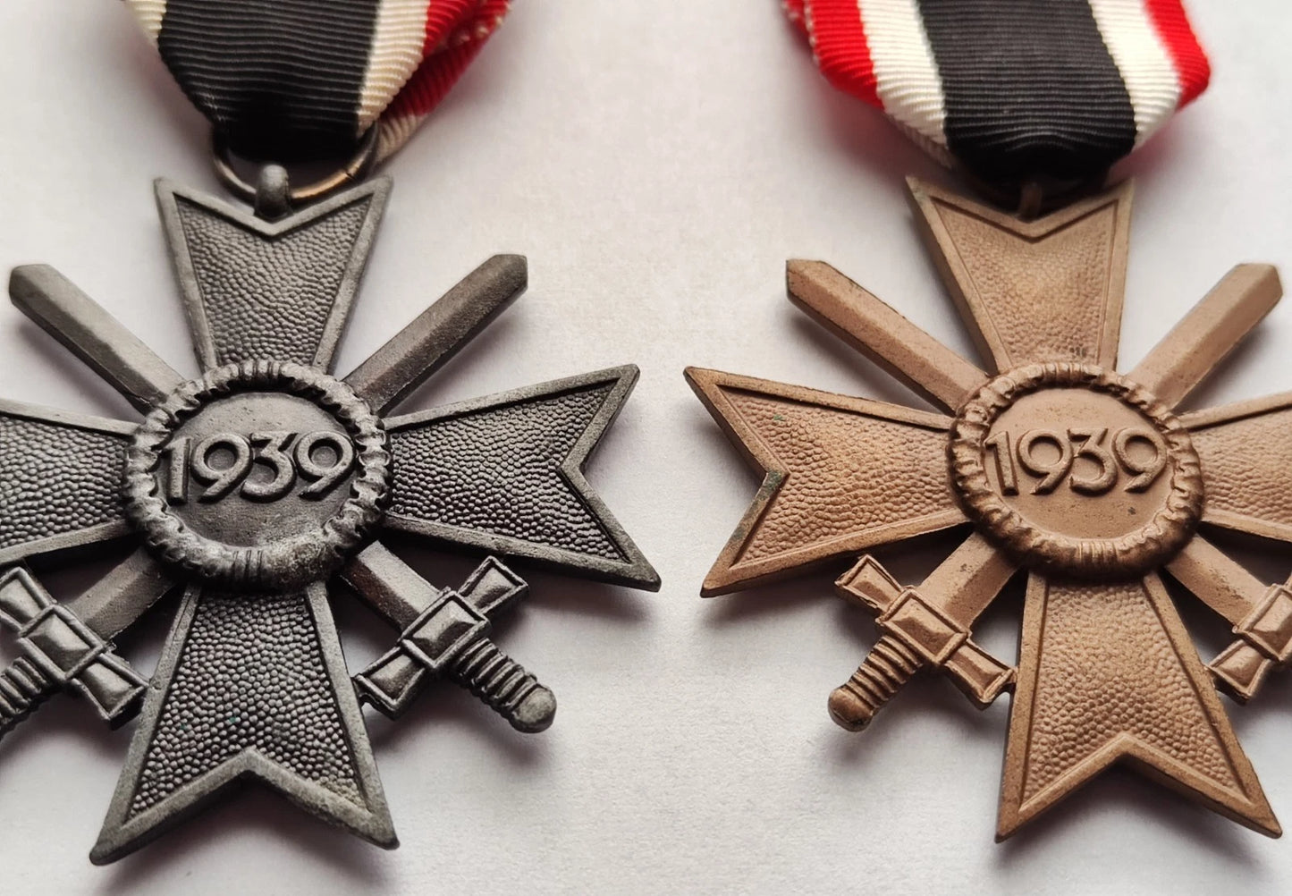 2 x KRIEGSVERDIENSTKREUZ 2. KLASSE MIT SCHWERTER - MIT BANDABSCHNITT - ORDEN - 1939