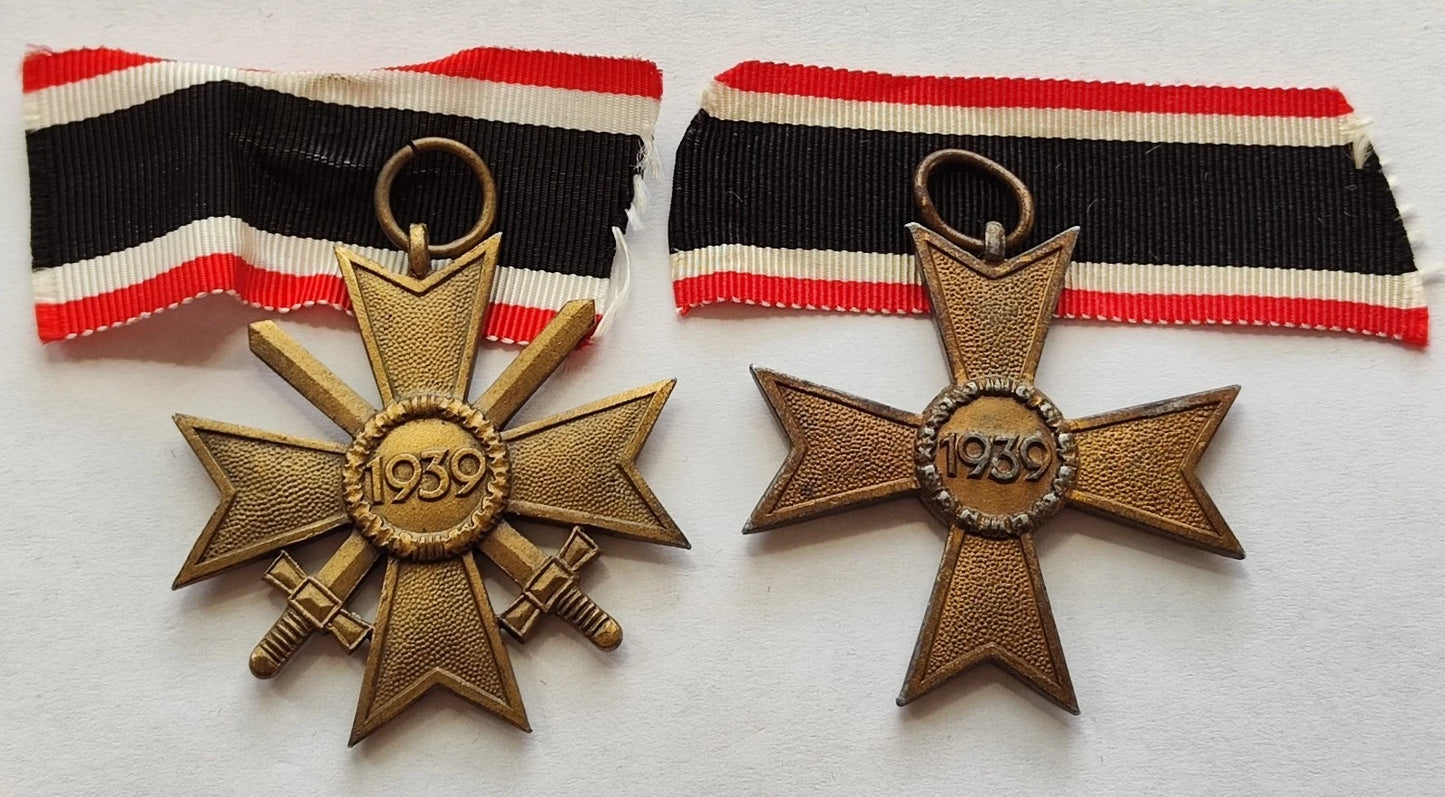2 x KRIEGSVERDIENSTKREUZ 2. KLASSE MIT & OHNE SCHWERTER - MIT BANDABSCHNITT - ORDEN - 1939
