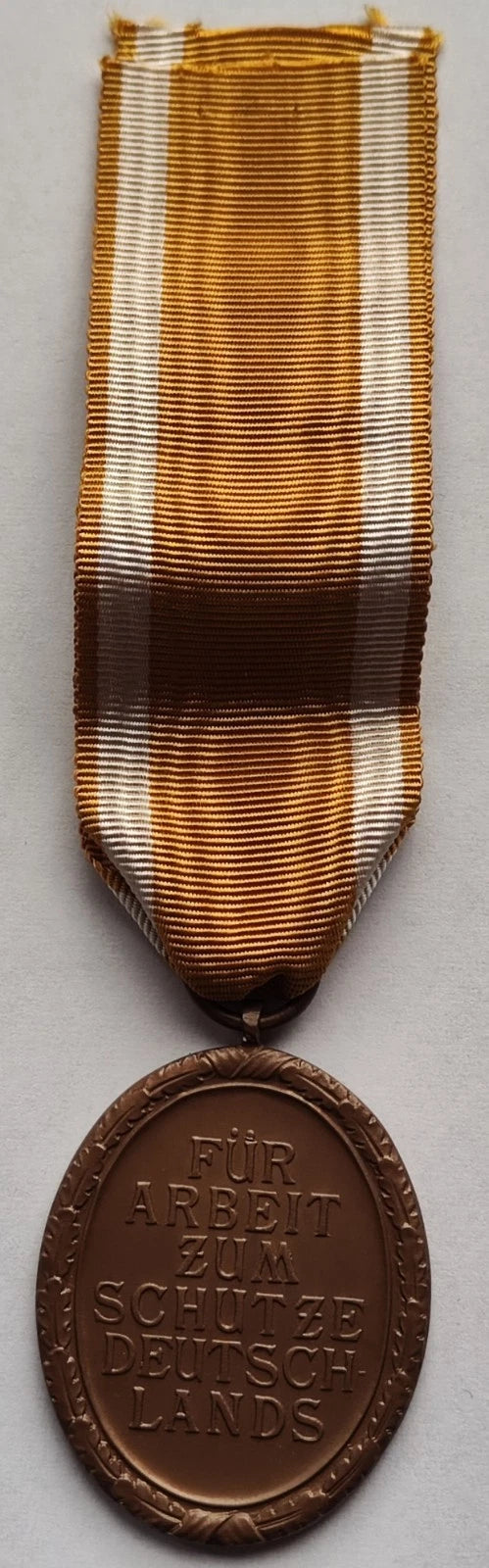 ABZEICHEN - FÜR ARBEITEN AM SCHUTZWALL DEUTSCHLANDS - AM BAND - ORDEN