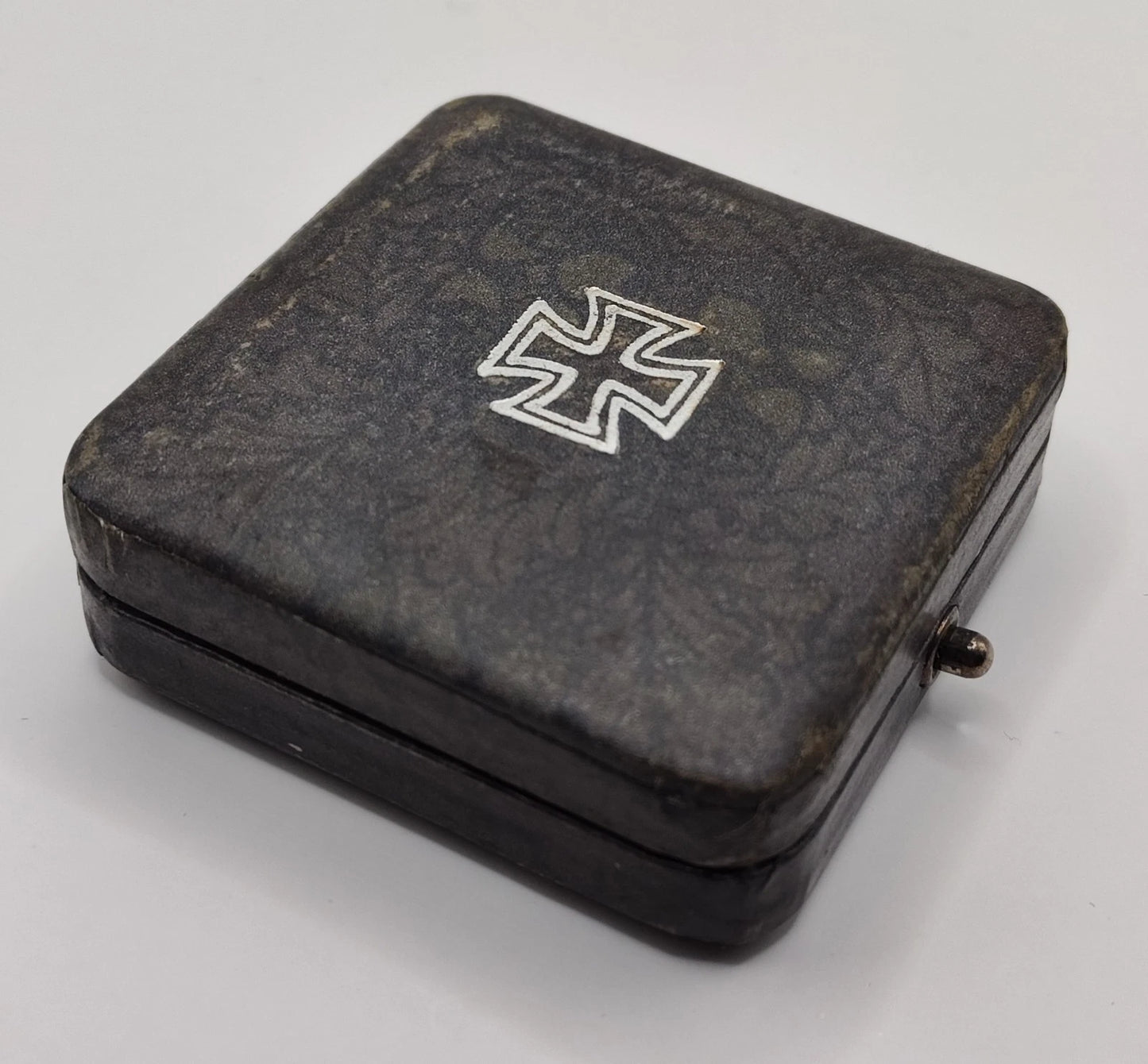SELTENES ETUI ZUM EISERNEN KREUZ 1. KLASSE 1914/1939 - BLUMENMUSTER - ORDEN