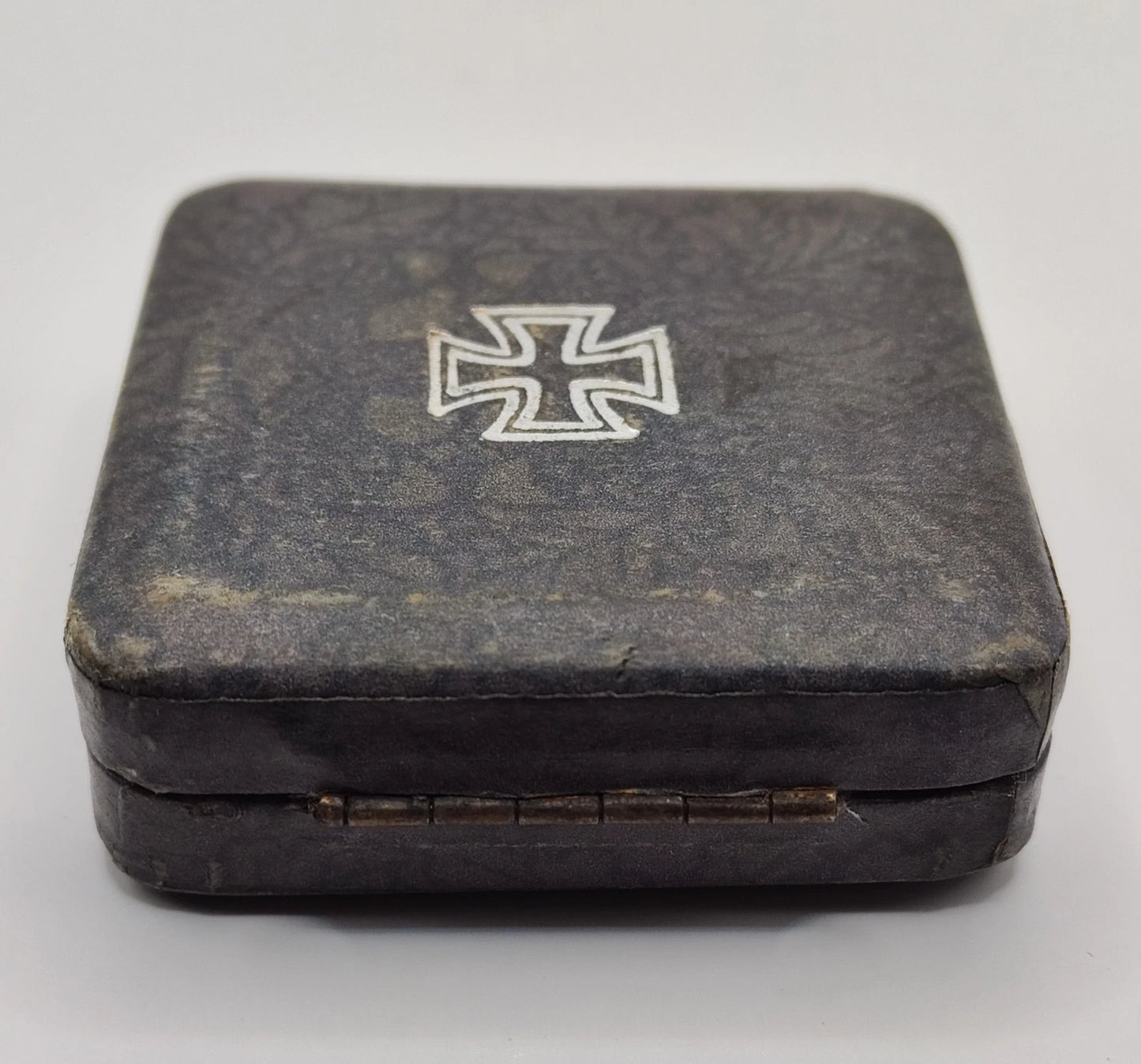 SELTENES ETUI ZUM EISERNEN KREUZ 1. KLASSE 1914/1939 - BLUMENMUSTER - ORDEN