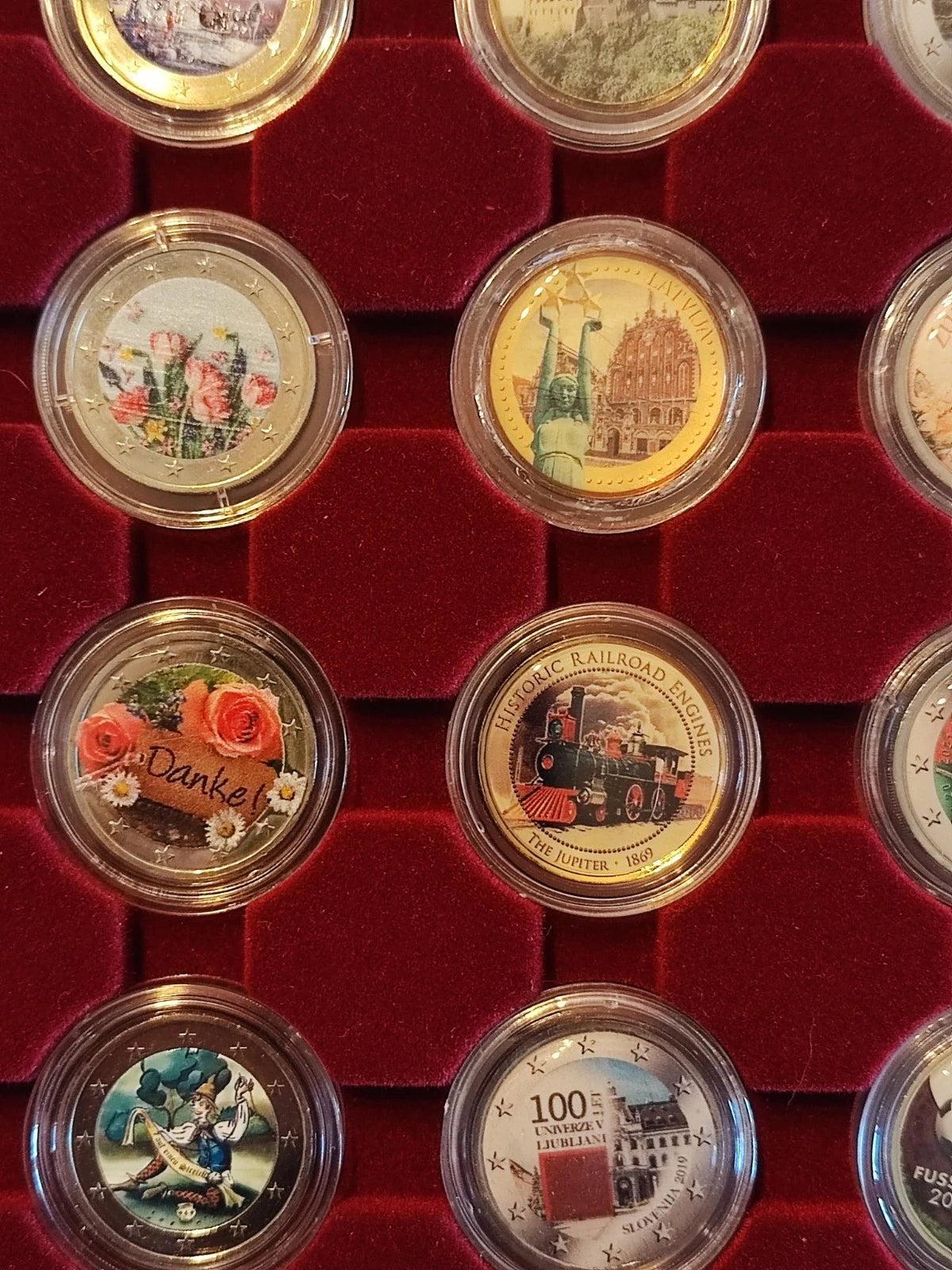35 x 2 Euro Münze Sammlung mit Etui - diverse Motive / Europa - koloriert & vergoldet