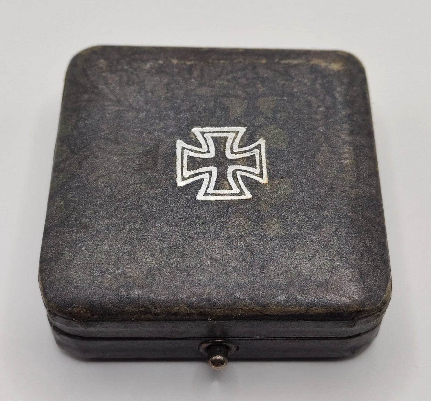 SELTENES ETUI ZUM EISERNEN KREUZ 1. KLASSE 1914/1939 - BLUMENMUSTER - ORDEN