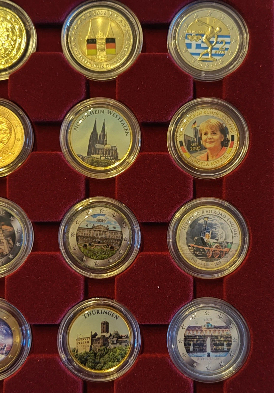 35 x 2 Euro Münze Sammlung mit Etui - diverse Motive / Europa - koloriert & vergoldet