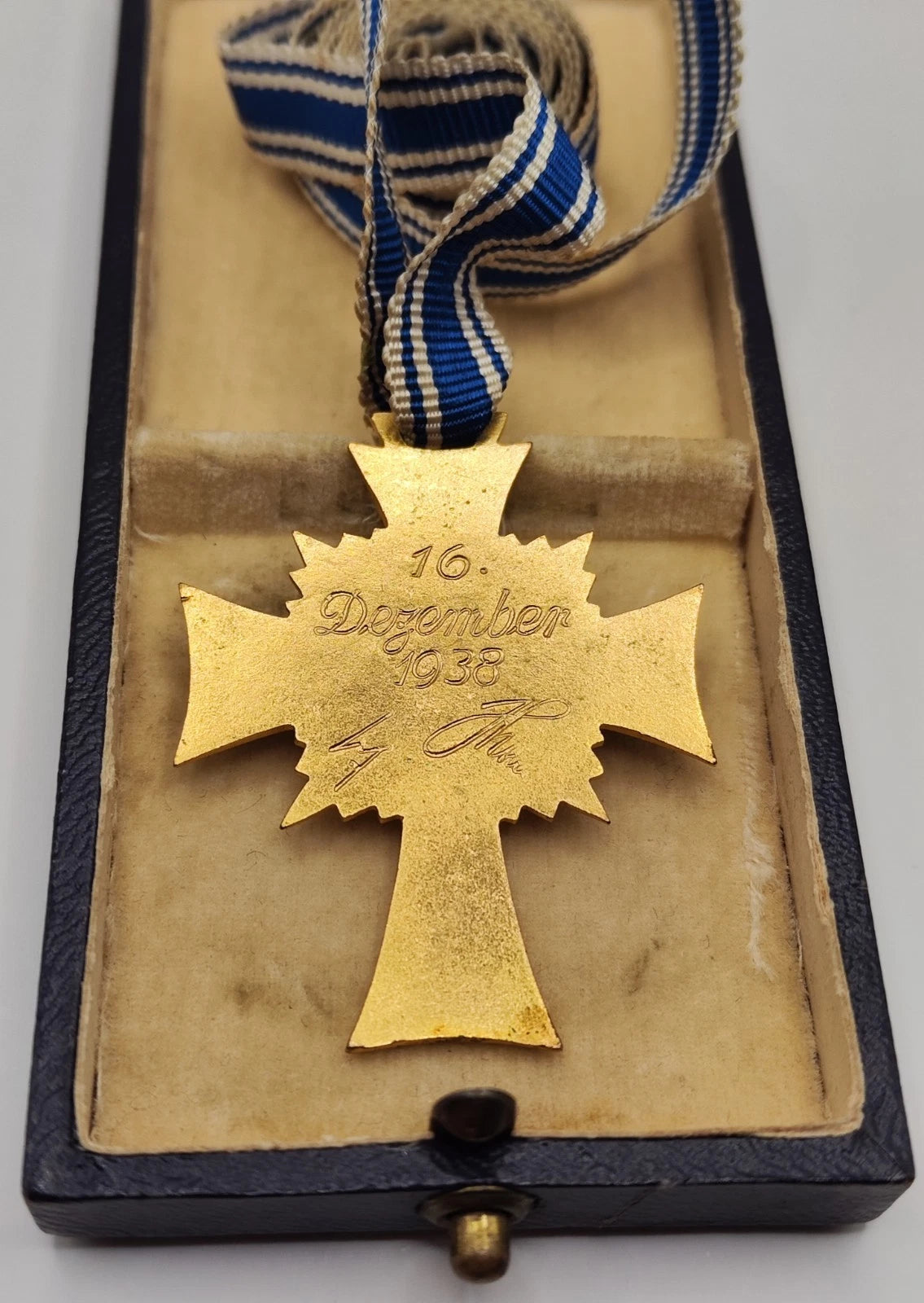 MUTTERKREUZ - 1. STUFE GOLD - ORIGINAL ETUI - AM LANGEN BAND - ORDEN