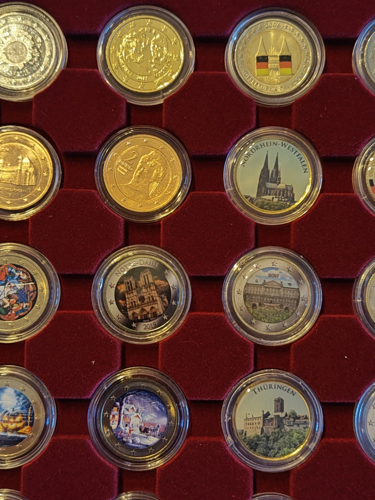 35 x 2 Euro Münze Sammlung mit Etui - diverse Motive / Europa - koloriert & vergoldet
