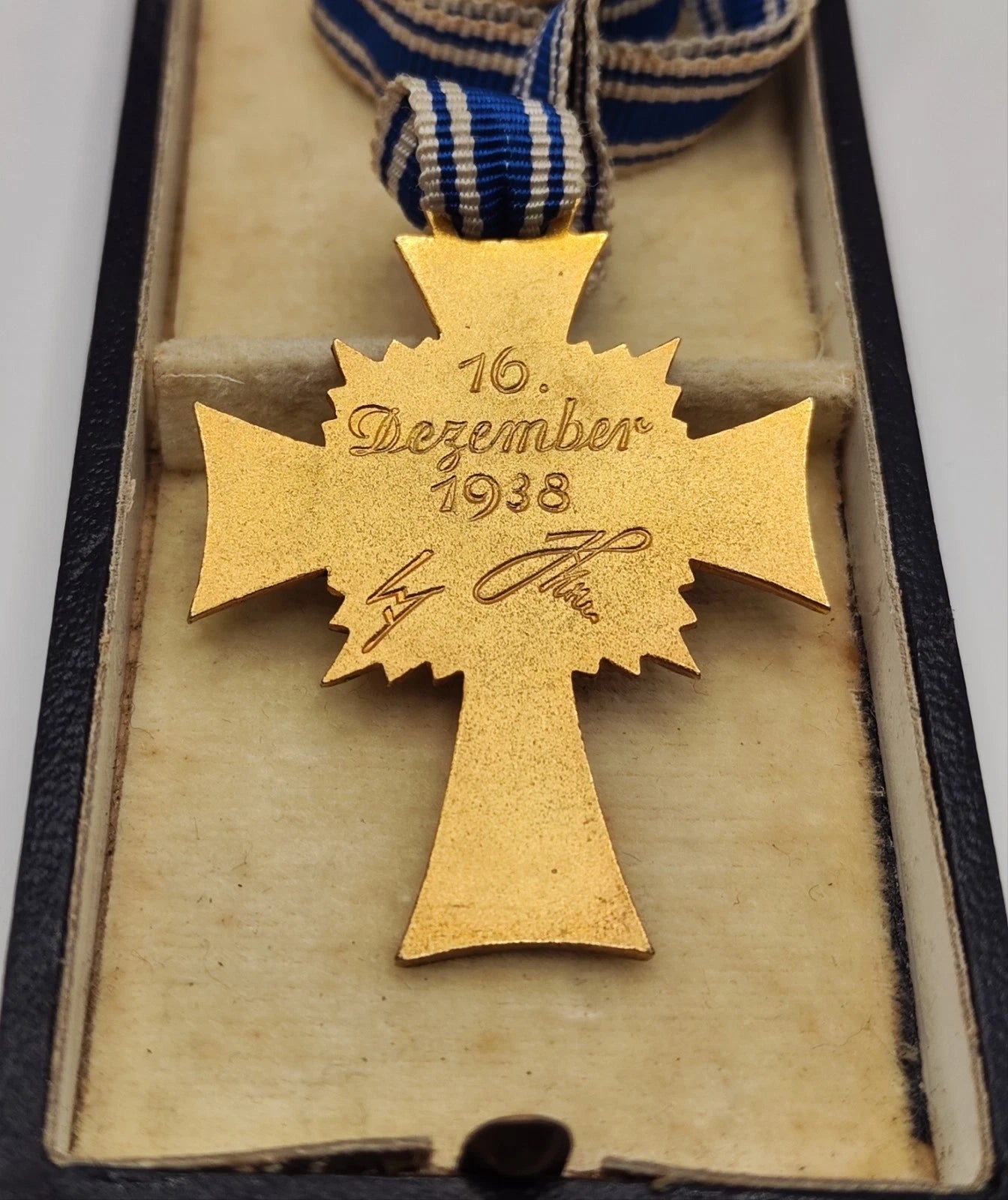MUTTERKREUZ - 1. STUFE GOLD - ORIGINAL ETUI - AM LANGEN BAND - ORDEN