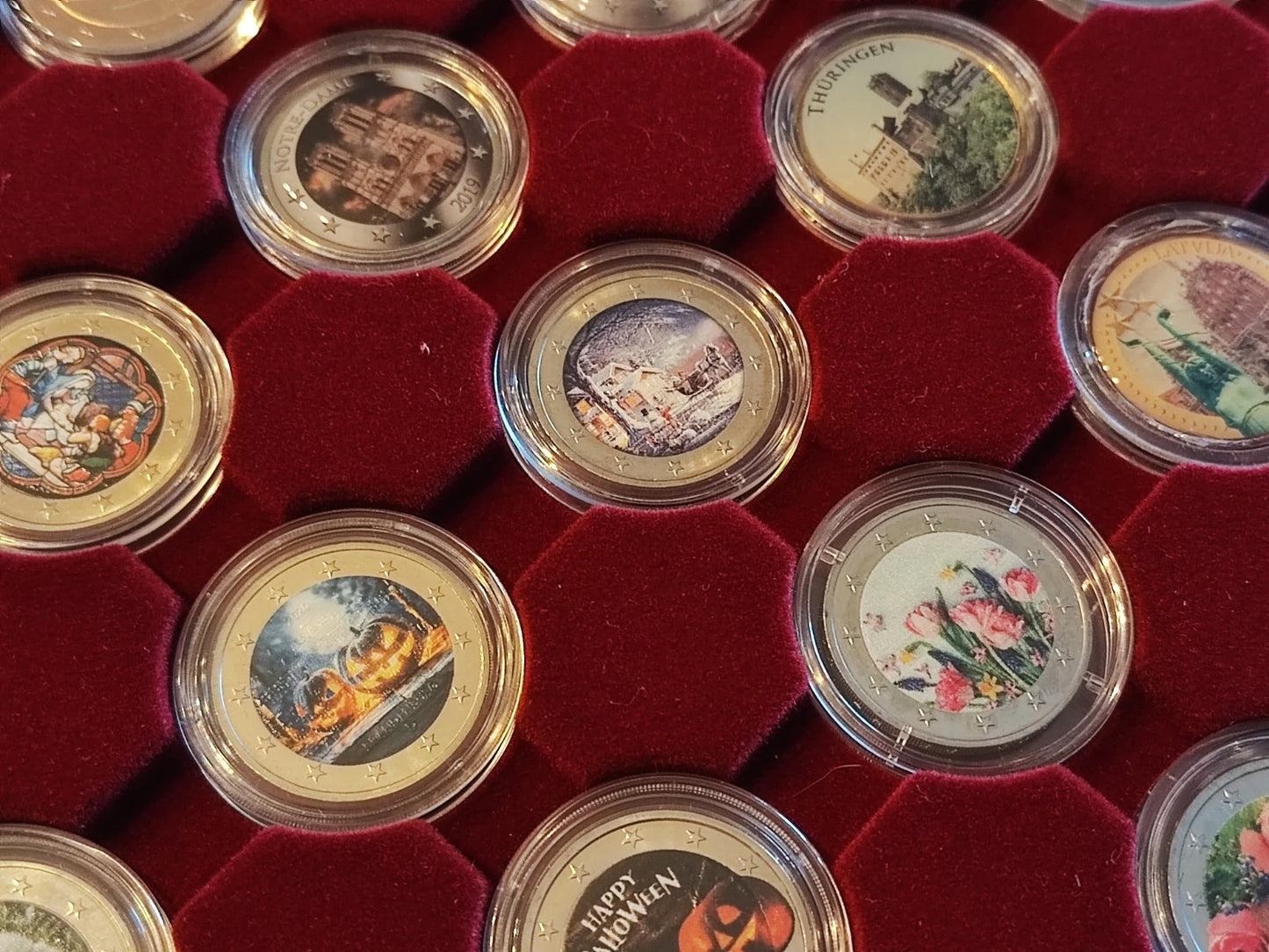 35 x 2 Euro Münze Sammlung mit Etui - diverse Motive / Europa - koloriert & vergoldet