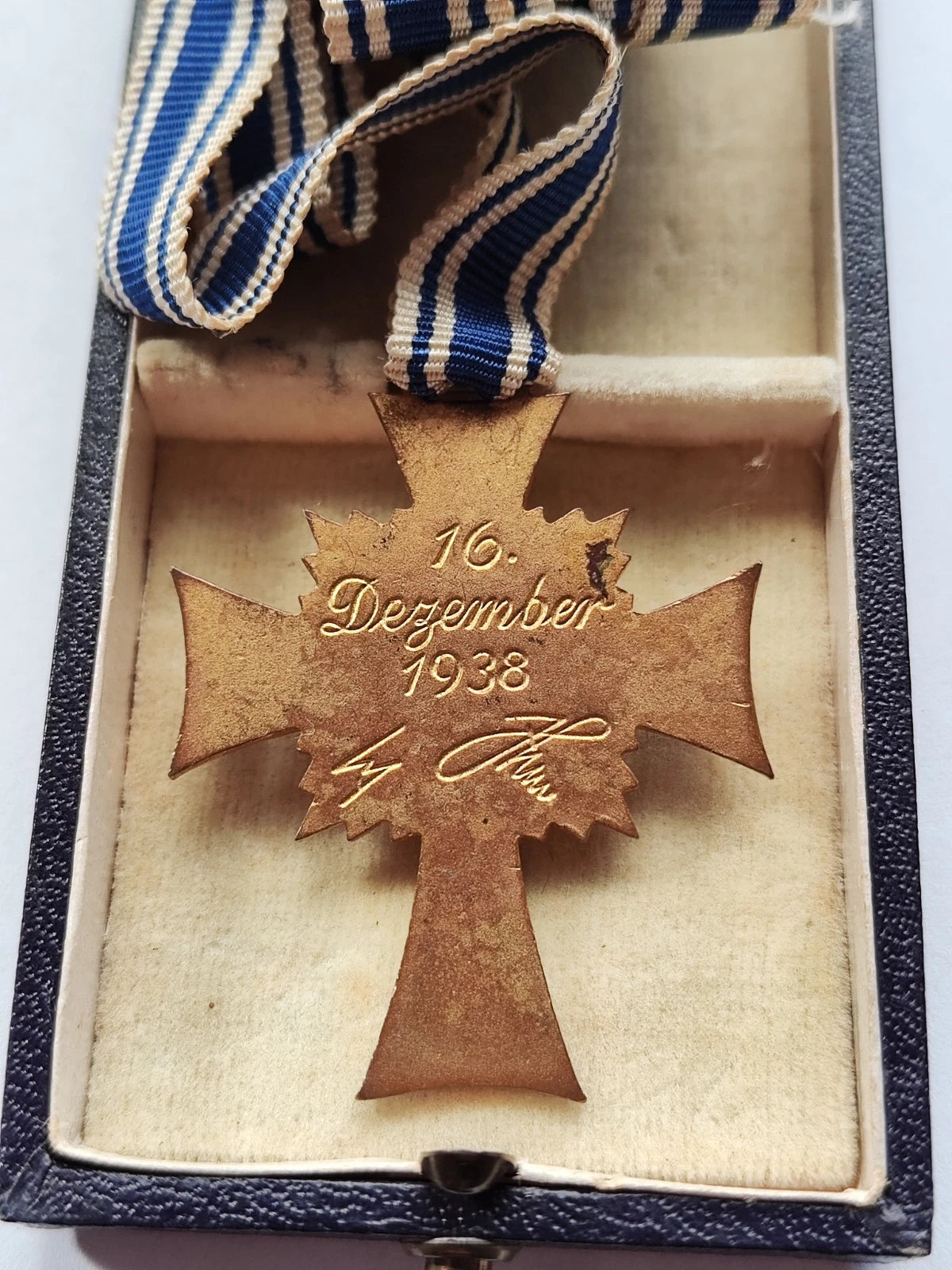 MUTTERKREUZ - 1. STUFE GOLD - ORIGINAL ETUI - AM LANGEN BAND - ORDEN
